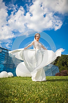 Beautiful bride posing in her wedding day