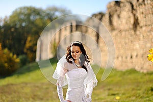 Beautiful bride posing in her wedding day