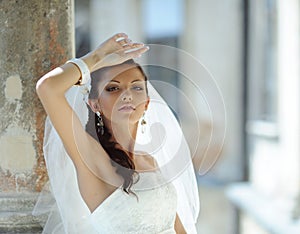 Beautiful bride posing in her wedding day