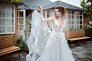 Beautiful bride posing in her wedding day