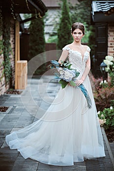 Beautiful bride posing in her wedding day