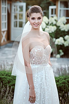 Beautiful bride posing in her wedding day