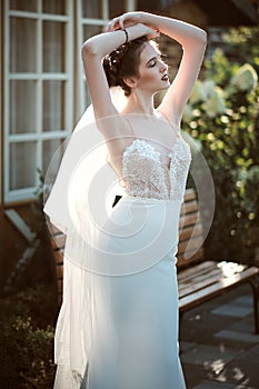 Beautiful bride posing in her wedding day