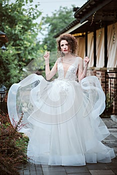 Beautiful bride posing in her wedding day