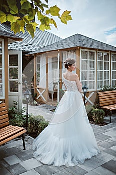 Beautiful bride posing in her wedding day