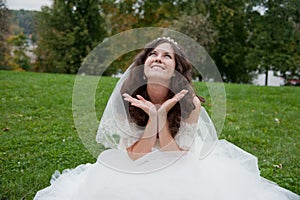 Beautiful bride posing in her wedding day