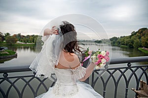 Beautiful bride posing in her wedding day