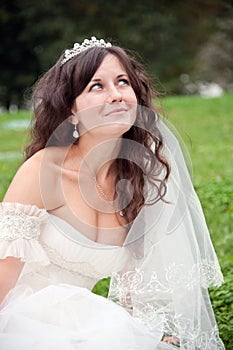 Beautiful bride posing in her wedding day