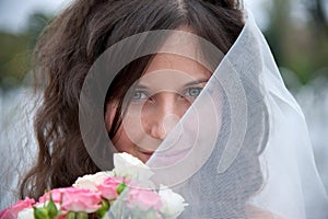 Beautiful bride posing in her wedding day