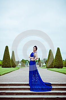 Beautiful bride posing in her wedding day