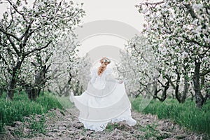 Schön Braut uralt Hochzeit kleidung posieren blühen apfel garten 