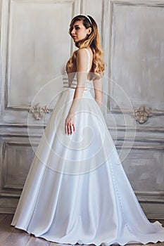 Beautiful bride woman in wedding dress and veil. fashion portrait of young gorgeous bride. Wedding dress.