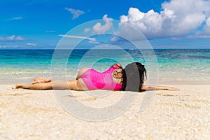 Schön brünette auf der ufer aus tropisch Strand. sommer 