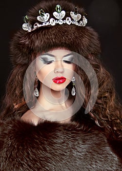 Beautiful brunette woman in mink fur coat. Jewelry. Fashion Beau