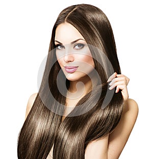 Krásny bruneta žena dojemný jej dlho vlasy 