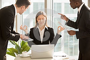 Schön geschäftsfrau Meditation auf der Arbeitsplatz ignorieren 