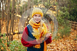 Krásny kaukazský žena nosenie pletený šatka a klobúk v jeseni pokles les 