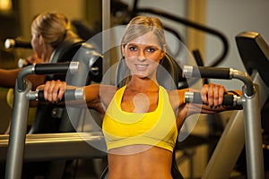 Beautiful caucasian woman working out her arms in fitness