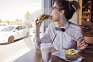 Beautiful caucasian young woman eating lunch fast food fried pot