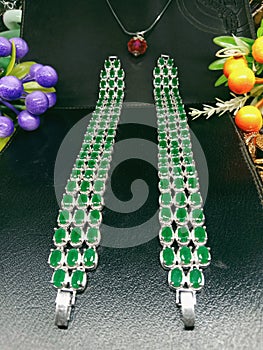 Beautiful and charming 23 Carat white gold green Jamrud gem bracelet