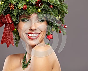 Beautiful Christmas Tree Holiday Hairstyle and Make