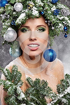 Beautiful Christmas Tree Holiday Hairstyle and Make