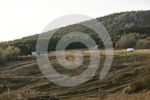 Krásné mraky nad zelenou loukou, cestami a stromy, při východu nebo západu slunce.