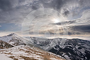 Krásne mraky v zimnej krajine v horách Slovenska, Slovensko Nízke Tatry