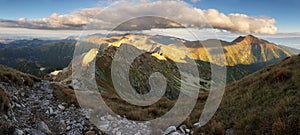 Krásný barevný západ slunce nad panoramatem horské krajiny, Roháče - Slovensko Tatry