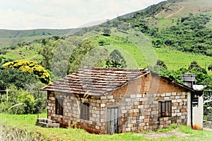 Beautiful contrast of unfinished house and Andrelândia city hill