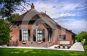 Beautiful cottage surrounded by canal in Giethoorn