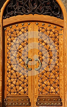 Beautiful crafted wooden arabesque door photo