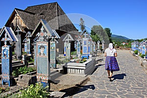 Vistoso feliz cementerio en rumania 