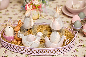 Hermoso pascua de resurrección decoraciones ajuste de la tabla. porcelana conejos a pascua de resurrección huevos 