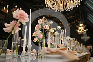 beautiful elegant decor of flowers and elegant serving on the wedding table.