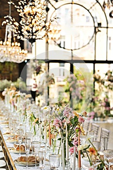 beautiful elegant decor of flowers and elegant serving on the wedding table.