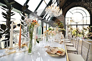 beautiful elegant decor of flowers and elegant serving on the wedding table.