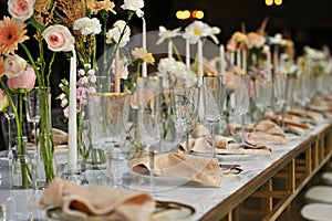 beautiful elegant decor of flowers and elegant serving on the wedding table.