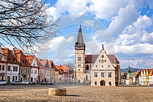 Krásný starý Bardejov s kostelem a hlavním náměstím na Slovensku