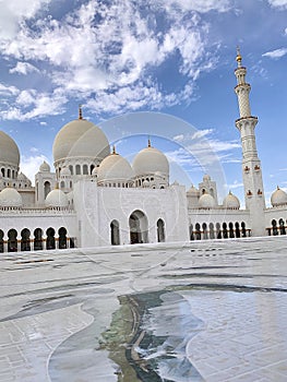 Beautiful and famous mosque in abu dhabi 4/2/2020