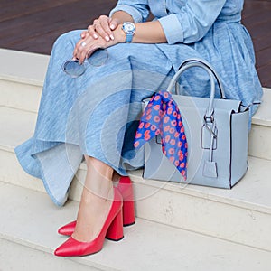 Krásný a módní obuv na dámské noha. žena. stylový dámy příslušenství. obuv modrý taška džínovina šaty nebo sukně 