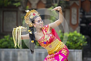 Beautiful female dancer doing Pendet dances