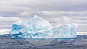 Krásny plávajúce ľadovec v antarktída 