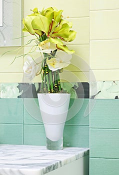 Beautiful flower decor in bathroon design