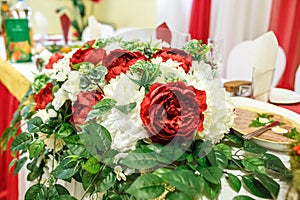 Beautiful flowers on elegant dinner table in wedding day. Decorations served on the festive table in blurred background