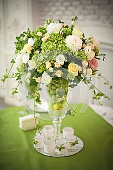 Bellissimo fiori sul tavolo giorno del matrimonio 