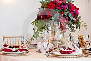 Hermoso flores sobre el mesa en día de la boda. lujo día festivo 