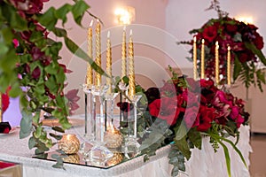 Hermoso flores sobre el mesa en día de la boda. lujo día festivo 