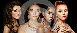 Krásny štyri modely dievčatá sada skladajúca sa z šperky. luxus dievčatá v žiariť náhrdelník a krúžok. ženy v šperky 