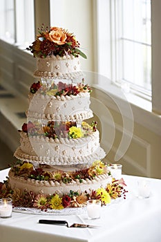 Hermoso cuatro calificado pastel de boda 
